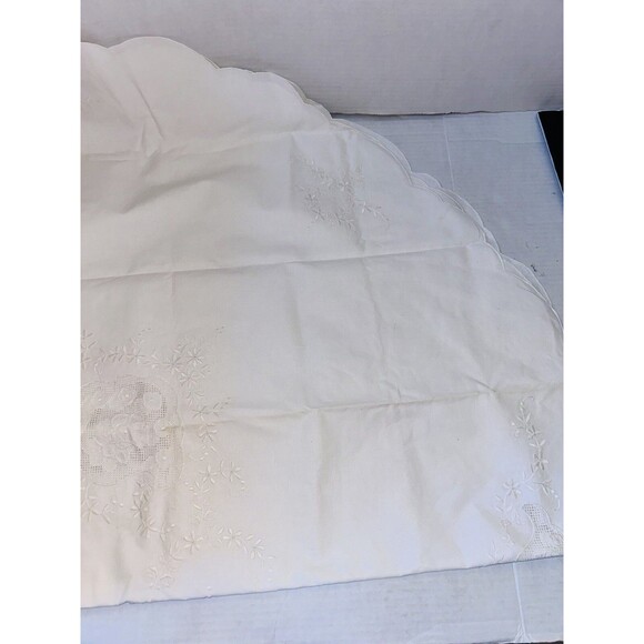Vintage tablecloth Scalloped edge  60 X 60 white cotton - Picture 8 of 16